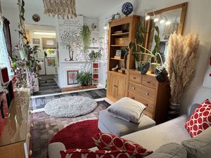 Lounge- click for photo gallery